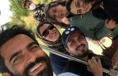 حضور غافلگیرکننده منوچهر هادی و یکتا ناصر در یک عکس دسته‌جمعی؛ منوچهر هادی عکس همسر سابقش را استوری کرد