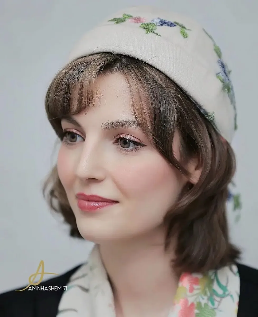 شیرین تاسیان با سبک مینیمالیسم و گل گلی