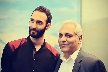 (ویدئو) رقص عجیب پسر مهران مدیری با یک مانکن در خیابان