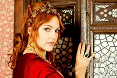 تصاویری از کریسمس زیبا و گرم مریم اوزرلی بازیگر خرم سلطان با فرزندانش