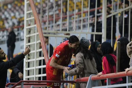 (ویدئو) یلدای عاشقانه مدافع فولاد و همسرش در زمین فوتبال