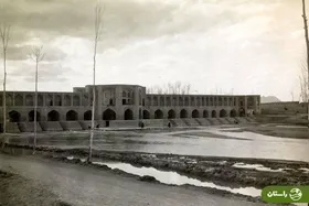 عکس | تونل زمان؛ چند ناشناس با خودرو کنار پل خواجو اصفهان؛ ۹۵ سال پیش