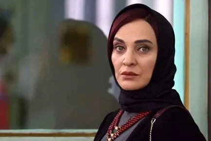 (عکس) رویا نونهالی، اندیشه فولادوند و امیر مقاره در اتاق گریم سریال «شاعره»