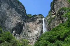 مرتفع ترین آبشار چین قلابی از آب درآمد!