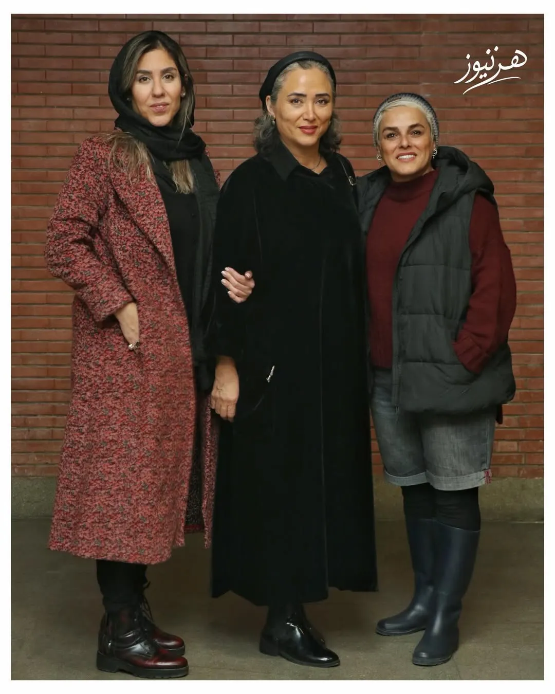 بازیگران در پشت صحنه نمایش باران اسیدی