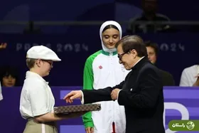 ویدئو | لحظه‌ی اهدای مدال نقره به زهرا رحیمی توسط جکی چان