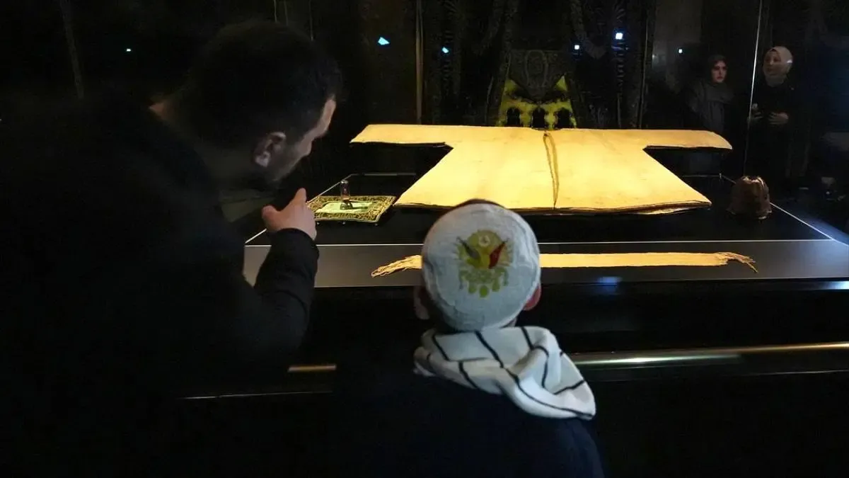 تصاویر؛ نمایش خرقه‌ای که منسوب به پیامبر است