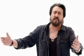 (عکس) تونل زمان؛ اجرای خاطره‌انگیز شهرام شب‌پره در تهران؛ سال ۵۵