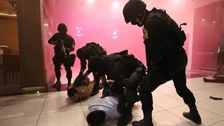حمله اوباش با قمه به یک کتانی فروشی در تهران؛ پلیس شلیک کرد