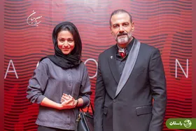 عکس یادگاری پارسا پیروزفر و سوگل خلیق با علیرضا قربانی در پشت صحنه کنسرت ورزشگاه آزادی