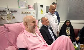 عکس | خاتمی با یک هدیه خاص در بیمارستان سورپرایز شد؛ چرا همه چیز صورتی بود؟!