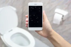 چرا نباید تلفن همراه را با خود به توالت ببریم؟