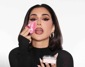 بنر‌های هدی بیوتی در سراسر جهان پایین کشیده شد