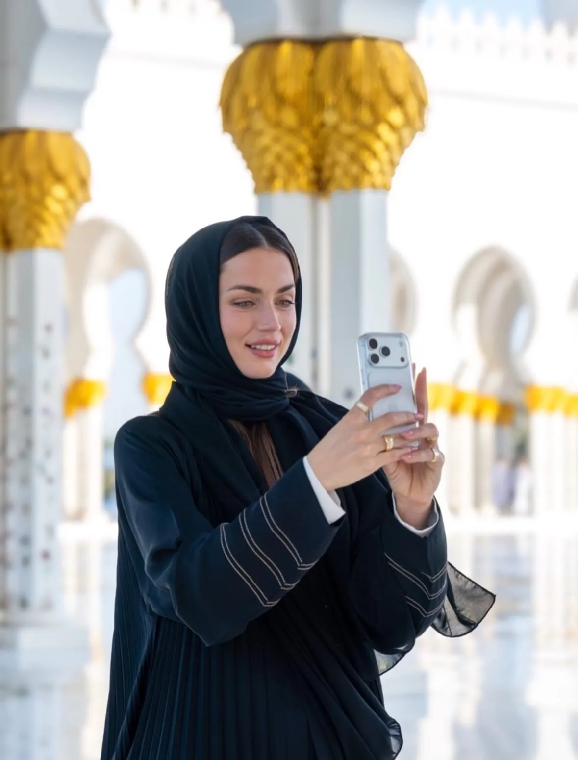 سفر آنا د آرامس به ابوظبی