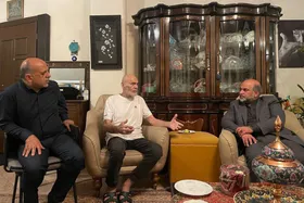 جدیدترین تصاویر جمشید هاشم‌پور در خانه‌اش