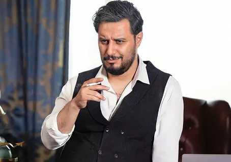 (ویدئو) کلافگی جواد عزتی از حضور بادیگاردها؛ دست منو ول کنین؟!