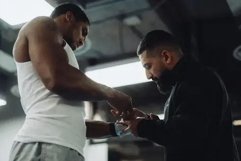 سینا قائمی؛ مربی بدنساز آنتونی جاشوا و کریم بنزما کیست؟