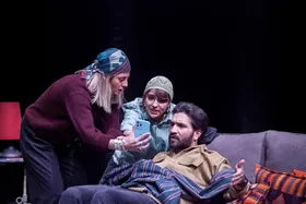 تصاویری از مهسا طهماسبی، مونا کرمی، سپند سلیمانی و فاطیما بهارمست در نمایش «باران اسیدی»