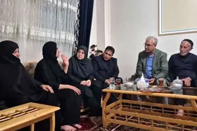 ویدئو | گریه‌های علی ربیعی و فاطمه مهاجرانی در منزل مرحومه الهه حسین‌‌نژاد