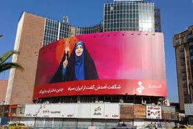 تصویر محسن چاوشی در کنار علی شریعتی و جهان پهلوان تختی روی دیوارنگاره ولیعصر