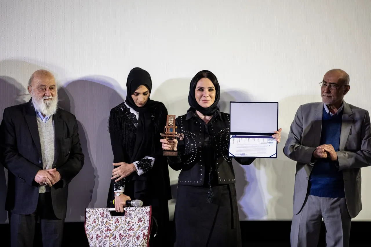 مراسم تقدیر از سلاف فواخرجی، بازیگر زن سوریه‌ای در جشنوارهٔ فیلم فجر