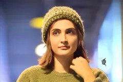 (عکس) استایل جذاب و پاییزی الناز ملک در حاشیه نمایش «خندیدن زیر مشت و لگد»