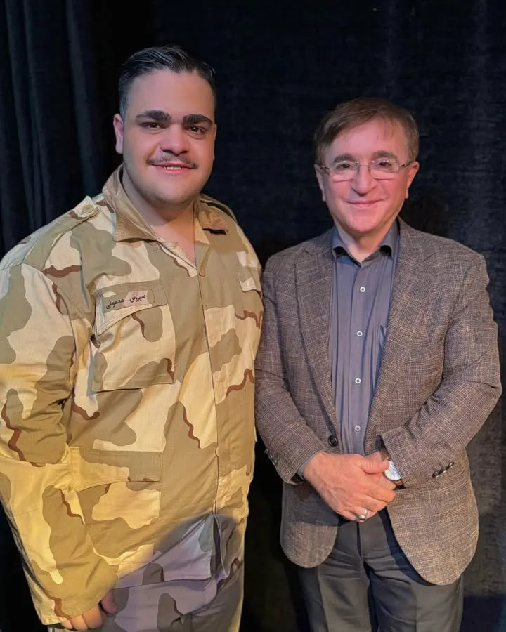 ابوالفضل رجبی بازیگر سریال پایتخت با لباس سربازی در یک تئاتر