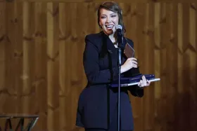 (تصویر) صدف اسپهبدی در کنار پدر و مادرش در جشن بزرگ منتقدان سینما