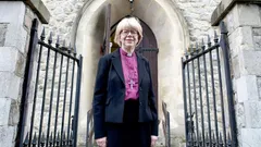 «سارا مولالی» کیست و چگونه سنت ۱۴۰۰ ساله در انگلستان را شکست؟