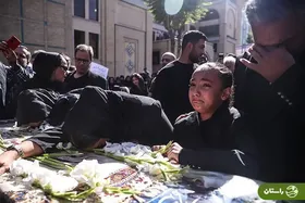 (ویدئو) بی‌قراری و اَشک‌های نوه محمد کاسبی در مراسم پدر بزرگش