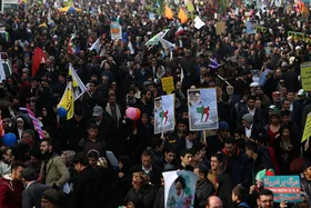 (عکس) دختر باحجاب موتورسوار در راهپیمایی ۲۲ بهمن