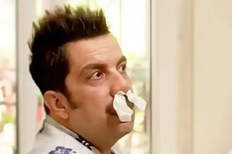 (ویدئو) سکانس آدرس دادن عباس جمشیدی‌فر در سریال «اسباب زحمت» وایرال شد