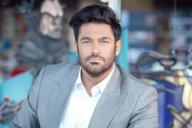 عکس یادگاری محمدرضا گلزار با یک دختربچه در فروشگاه