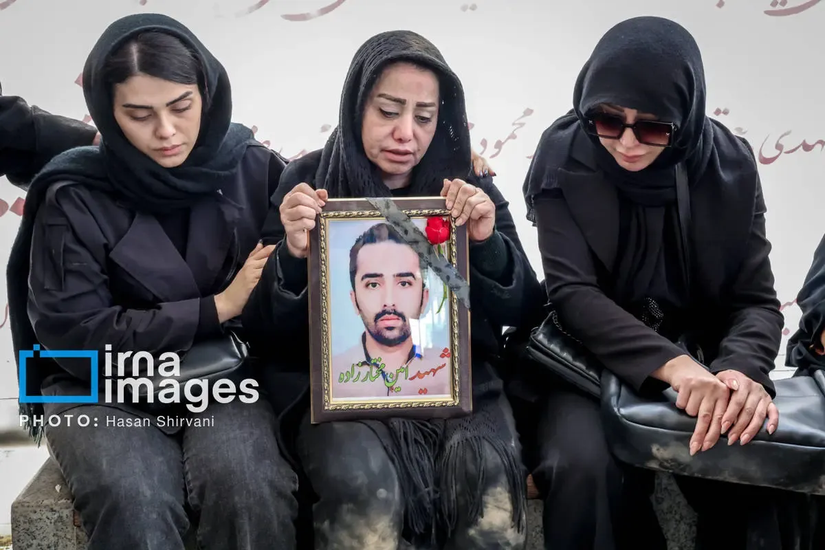 تدفین پیکر شهدای جنگ در بهشت زهرا