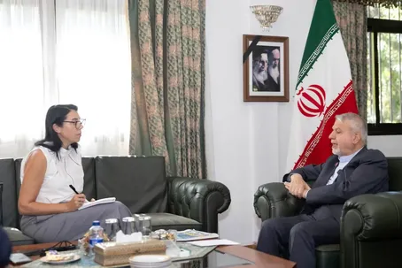 پوشش متفاوت خبرنگار خانم اسپانیایی در گفتگو با وزیر میراث فرهنگی خبرساز شد