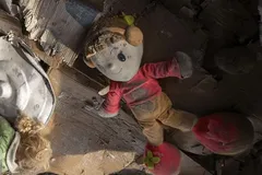 (عکس) حمله هوایی به اراک؛ مجتمع مسکونی نارنجستان ویران شد