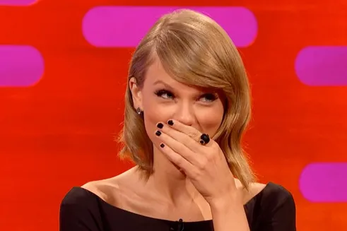 تیلور سوئیفت اندازه‌کردن شلوار جین گشاد با سنجاق را مُد کرد!