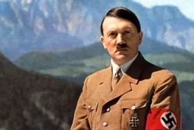 عکسی نادر از هیتلر در تراس خانه‌اش؛  ۹۱ سال قبل