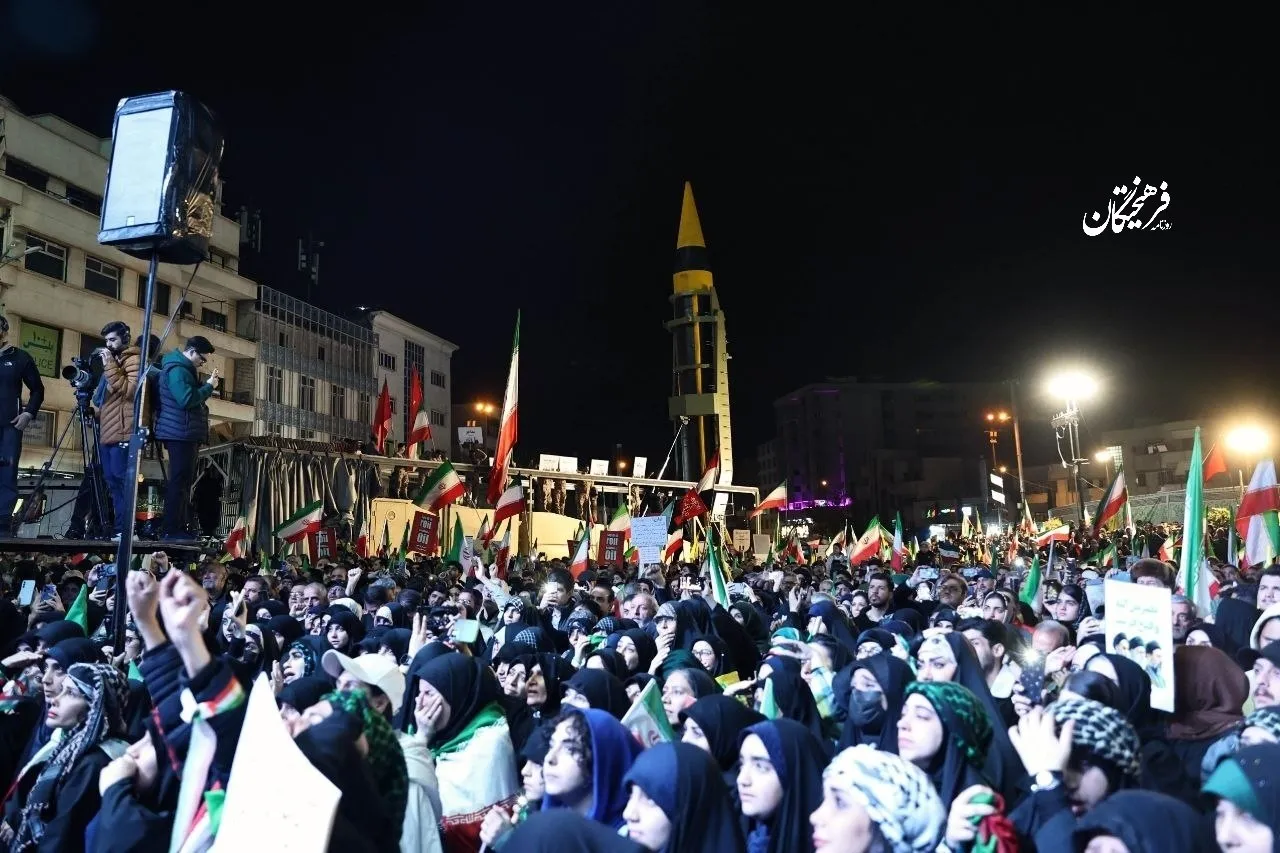 راهپیمایی مردم در میدان انقلاب