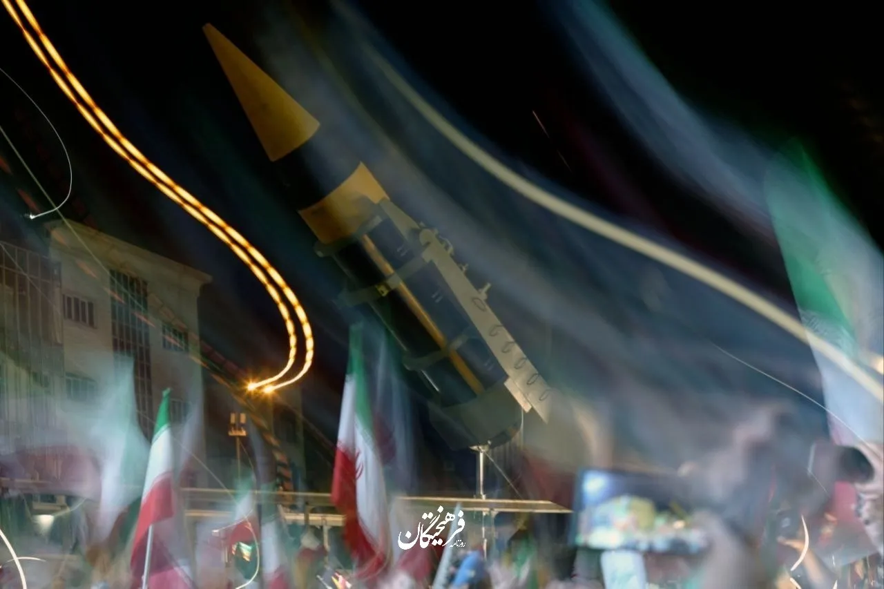 راهپیمایی مردم در میدان انقلاب