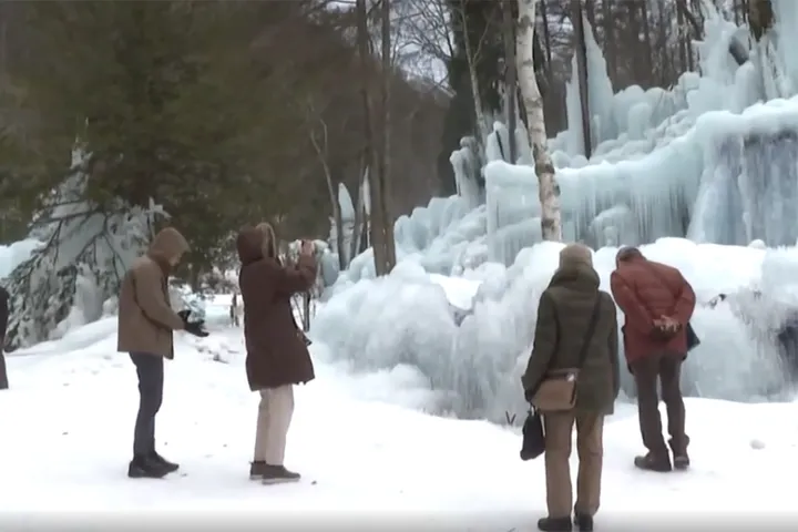 (ویدئو) خلق جنگل یخی در یک اقامتگاه کوهستانی