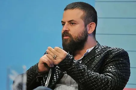 انتقاد تند هومن سیدی به حضور هنرمندان در جشنواره فجر: هیچ جشنواره و هیچ دیدشدنی ارزش عبور از جان انسان را ندارد