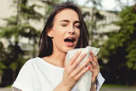 خطرات عطسه کردن و نگهداشتن عطسه؛ از پارگی نای تا سکته مغزی