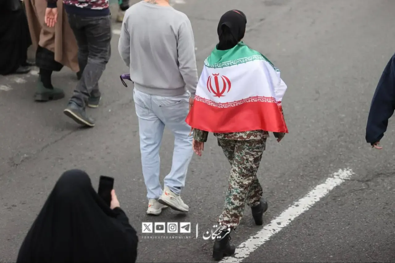 استایل ارتشی یک زن در راهپیمایی امروز تهران