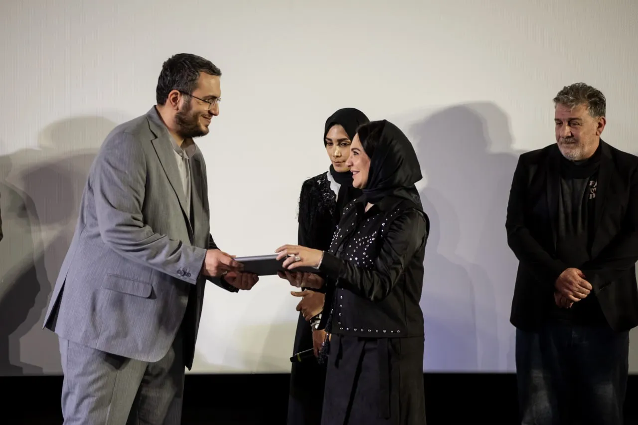 مراسم تقدیر از سلاف فواخرجی، بازیگر زن سوریه‌ای در جشنوارهٔ فیلم فجر