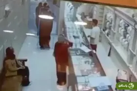 (ویدئو) لحظه عجیب سرقت مسلحانه از یک طلافروشی با لباس زنانه در قشم