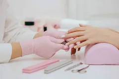 تفاوت ابزار کاشت ناخن ناخن‌کار حرفه‌ای و مبتدی