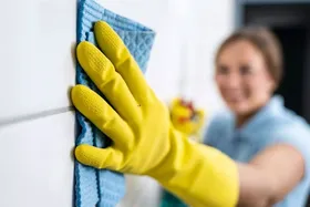  چگونه لکه‌های چربی را فقط با یک ماده از روی دیوار پاک کنیم؟