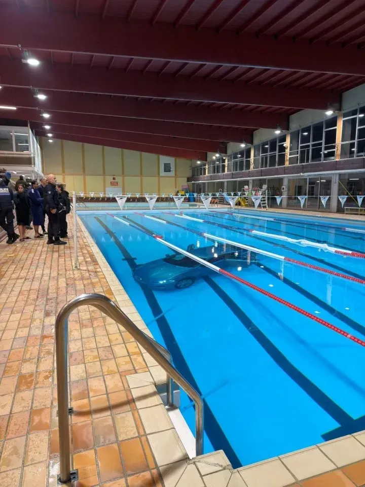 رانندگی عجیب یک مادر و سقوط ماشین در استخر رانندگی عجیب یک مادر و سقوط ماشین در استخر