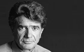 عکس زیرخاکی از استاد شجریان در کنار خانواده‌اش